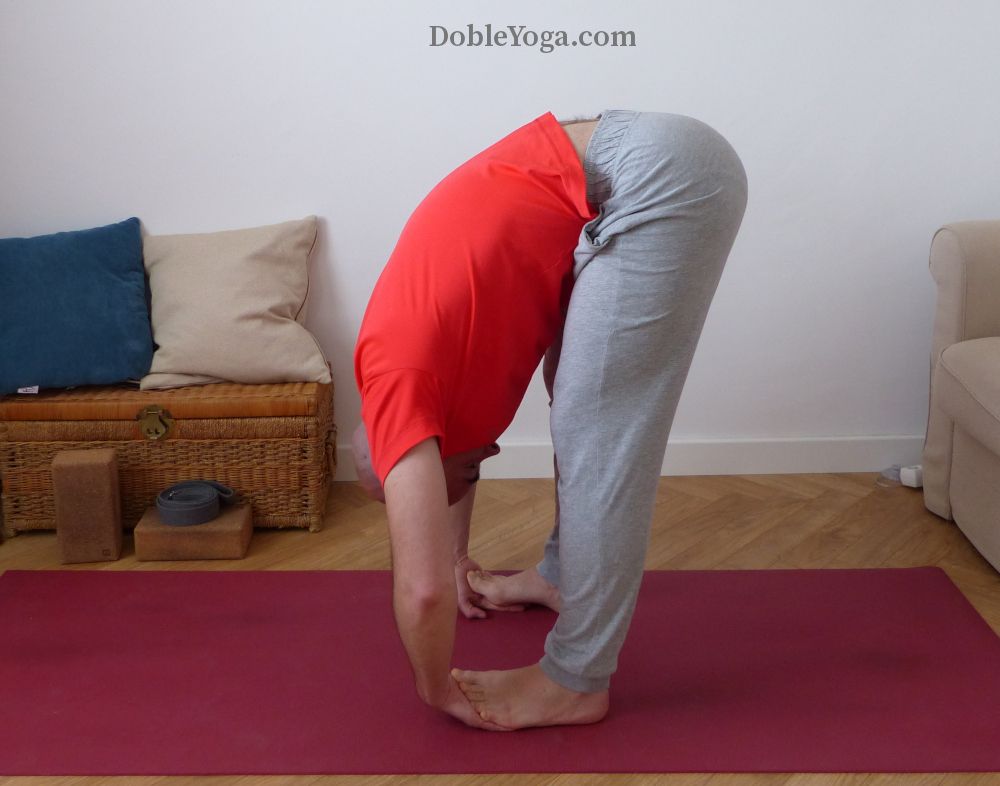 Padahastasana postura yoga ashtanga mysore