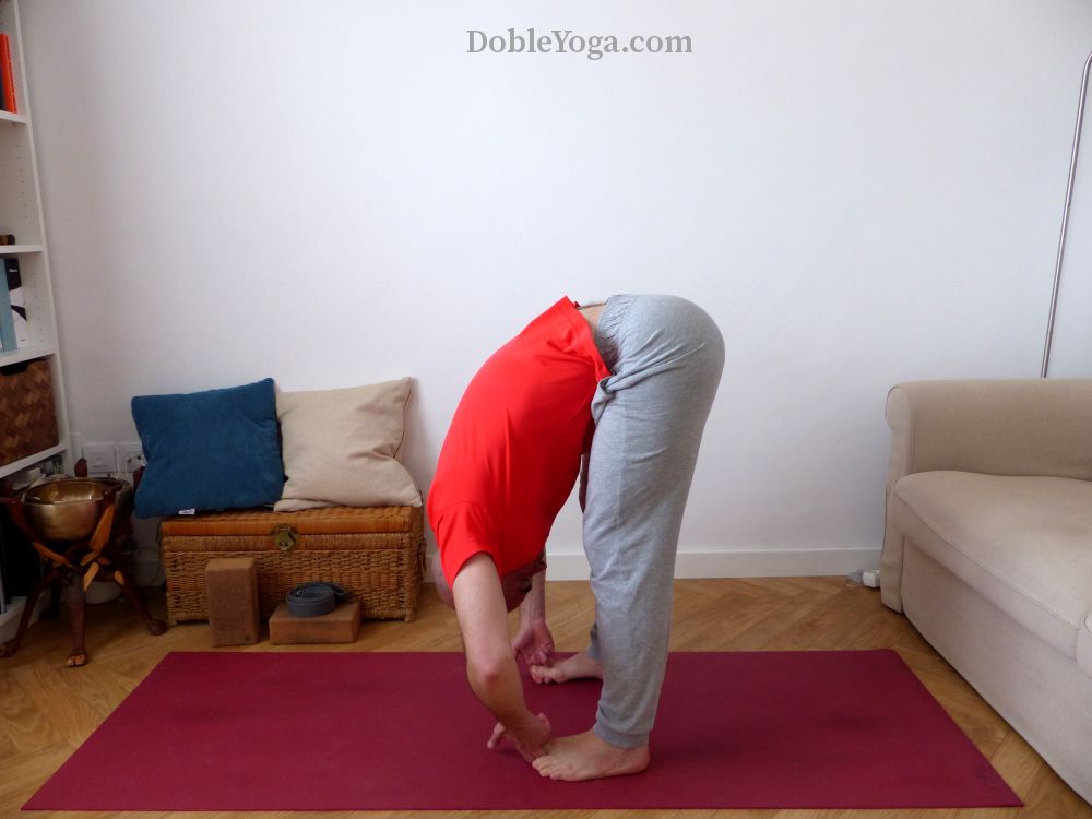 Bajar con la espalda recta y mantener la espalda recta en PADANGUSTHASANA