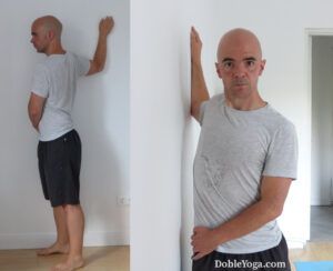 Abrir pecho de pie en pared
