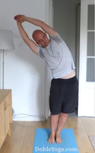 Postura de la media luna - asana yoga estirar espalda lateral